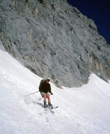 Es ist nicht vorbildlich, in kurzen Hosen abzufahren und auch bei sehr weichem Schnee nicht zu verantworten.