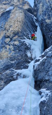 Im senkrechten Teil der 1. Seillänge bei gutem Eisaufbau