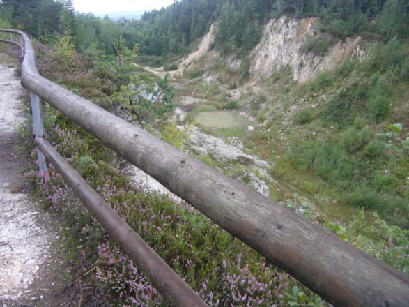 Alte Tagebaugrube, deren Boden oft mit Wasser gefüllt ist.
