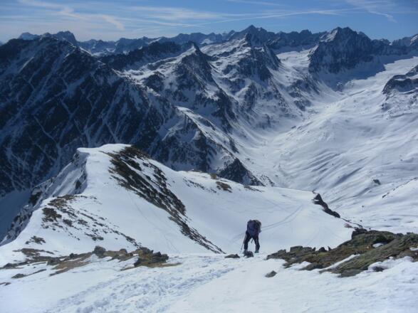 im sehr steilen Gipfelhang mit Blick ins hintere Gleirschtal