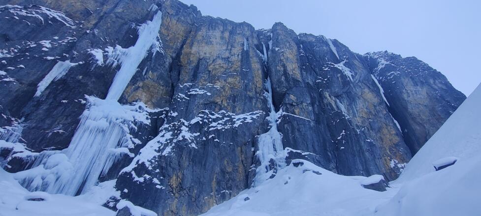 Übersicht mit Kerze links und Rumpelkammer rechts