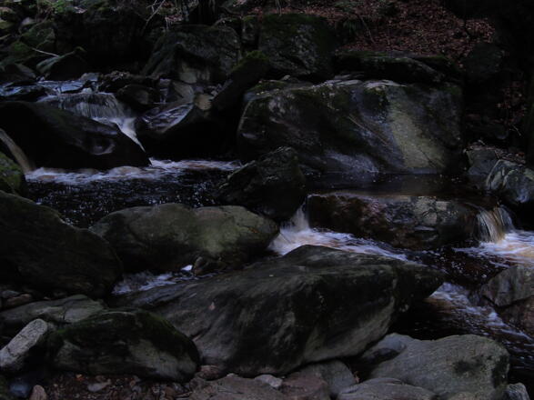 Das Wasser rauscht über die rund geschliffenen Felsen.