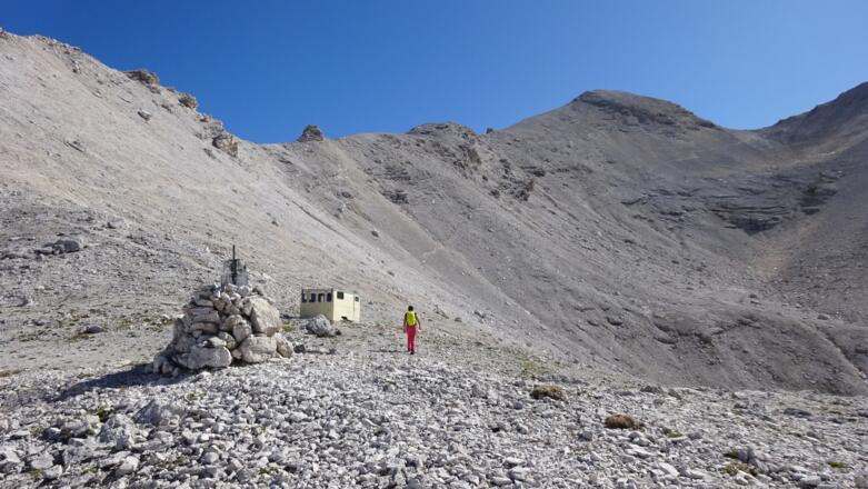 Die Bíwakschachtel in der Breitgrieskarscharte. Rechts die Kleine Seekarspitze, 2613 m.