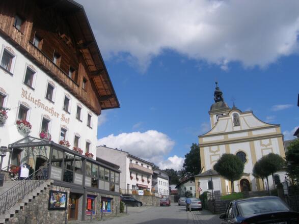 Die Altstadt von Rinchnach bestimmen die markanten Gebäude des "Rinchnacher Hofes" und der katholischen Kirche.