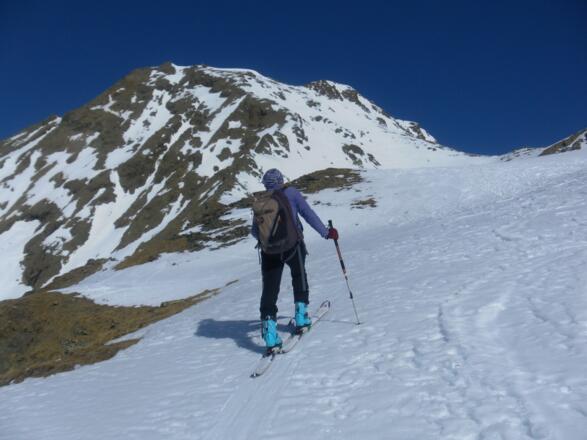 die Felsbarriere ist überwunden, der Gipfelhang sichtbar
