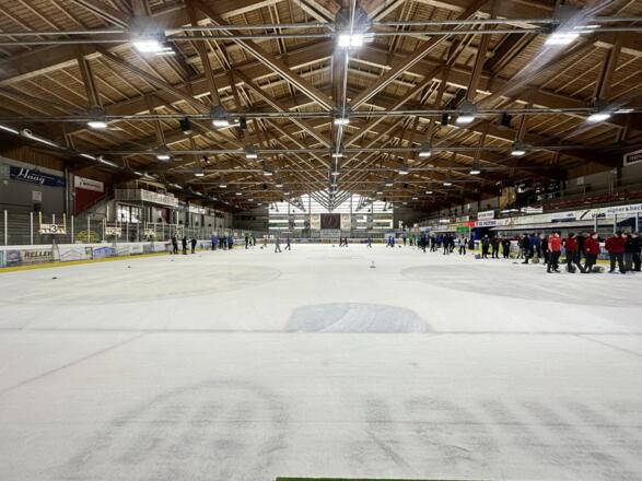 Eisstockschützen in der Eissporthalle in Peiting