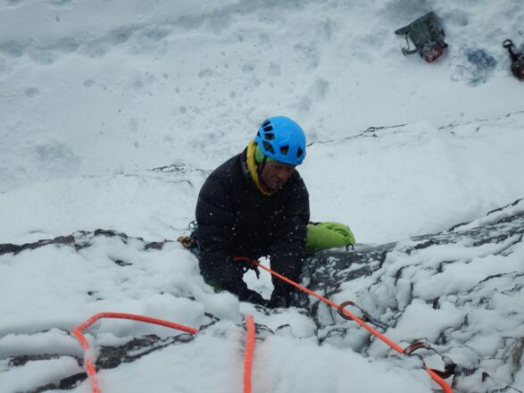 Im Nachstieg der ersten Seillänge bei Neuschnee