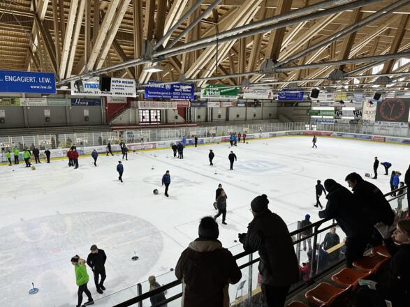 Eisstockschützen in der Eissporthalle in Peiting