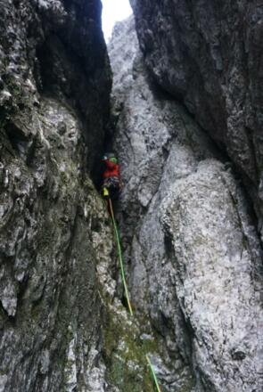 Enge Kaminkletterei in der letzten Seillänge
