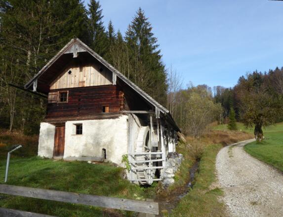 Die Pertillmühle ist eine Doppelmühle mit zwei getrennten Mahlwerken.