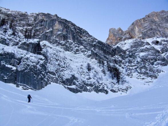 Schattiger Anstieg aus dem Rohntalboden zur Torscharte