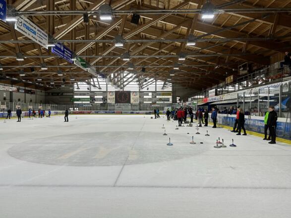 Eisstockschützen in der Eissporthalle in Peiting