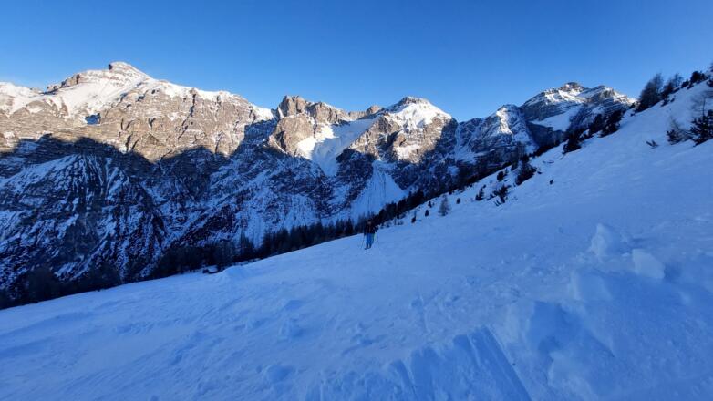 das freie Gelände unterhalb der Hütte ist erreicht