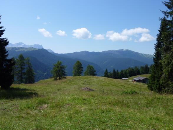 Ausblick vom Gipfel zur Steinplatte