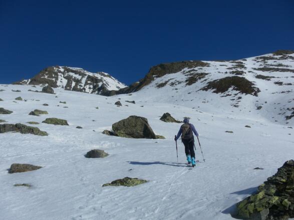 dem sperrenden Felsriegel entgegen
