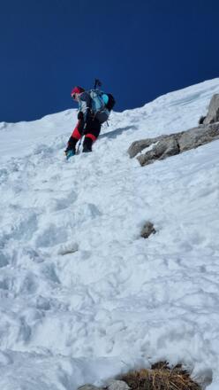 Aufstieg vom Skidepot - Steigeisen sind manchmal angenehm
