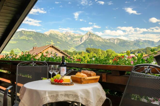 Phantastischer Bergblick von sonnigen Balkonen