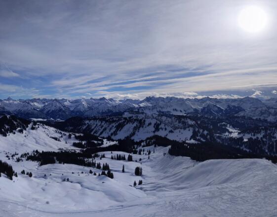 Blick vom Gipfel in Richtung Allgäuer Hauptkamm
