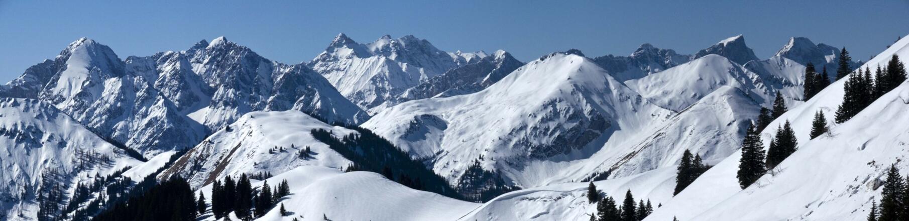 Mit der Panoramakamera schauen wir aus dem Gröbner Hals ins Karwendelgebirge.