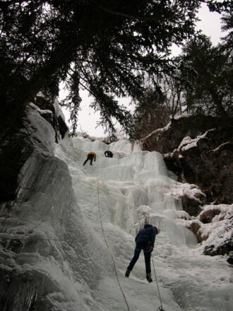 2 Kletterer im Eisfall Rinne