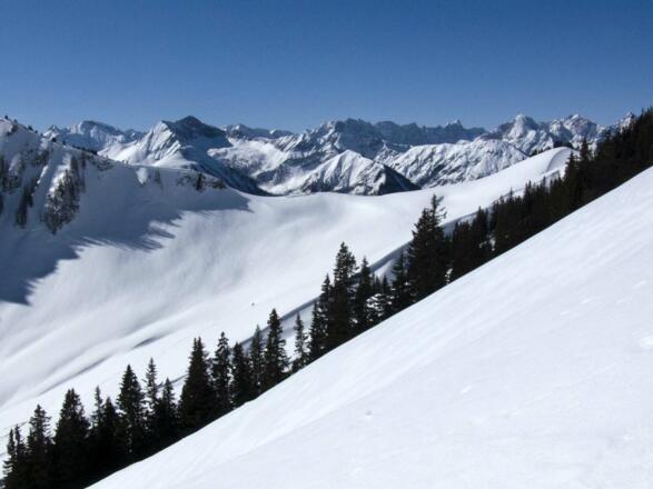 Ein Blick aus der Nachbarschaft (vom Rether Kopf) auf die Skihänge am Gröbner Hals