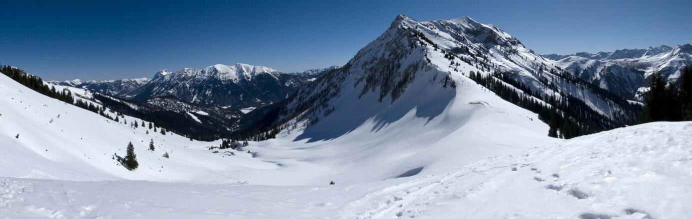 Noch ein Panoramablick vom Gipfel: Über die Gröbenalm zu Guffert, Unnütz und Zunderspitze