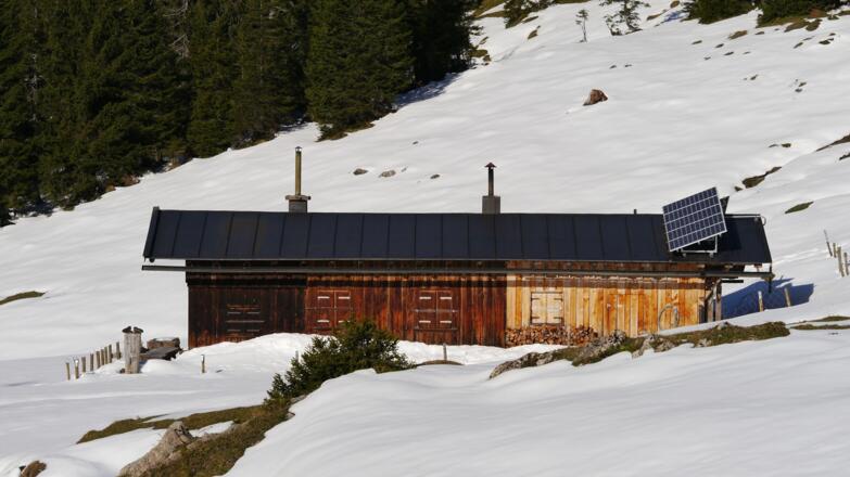 Die Jägerhütte ist schon eingewintert.