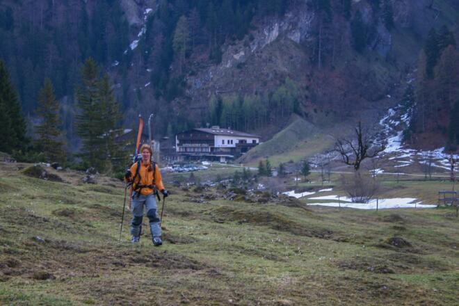 Start über die grünen Wiesen der Engalm
