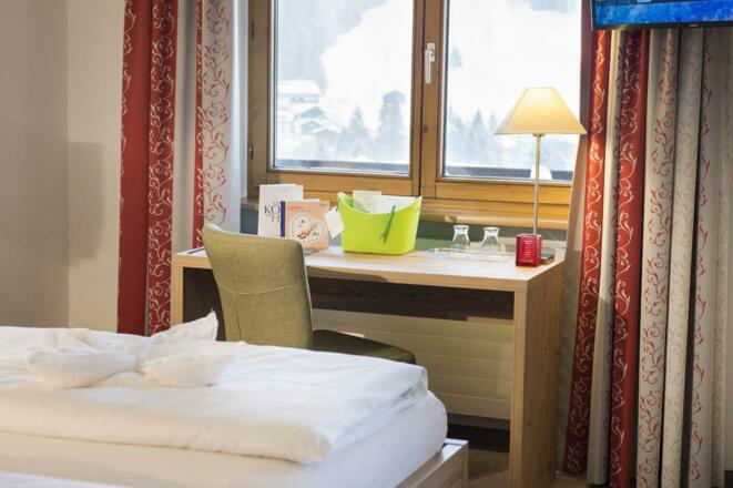 Schreibtisch mit Aussicht im Doppelzimmer Romantik