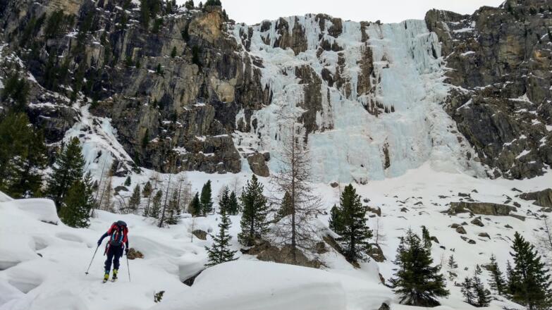 Im Zustieg unterhalb der gewaltigen Eismauer