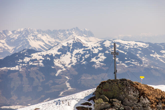 Das etwas nach Norden vorgeschobene Gipfelkreuz mit dem Wilden Kaiser