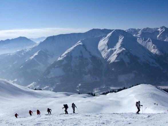 Aus den obersten Hängen der Tour gibt es pfundige Blicke über das Zwischentorental auf die Lechtaler Alpen