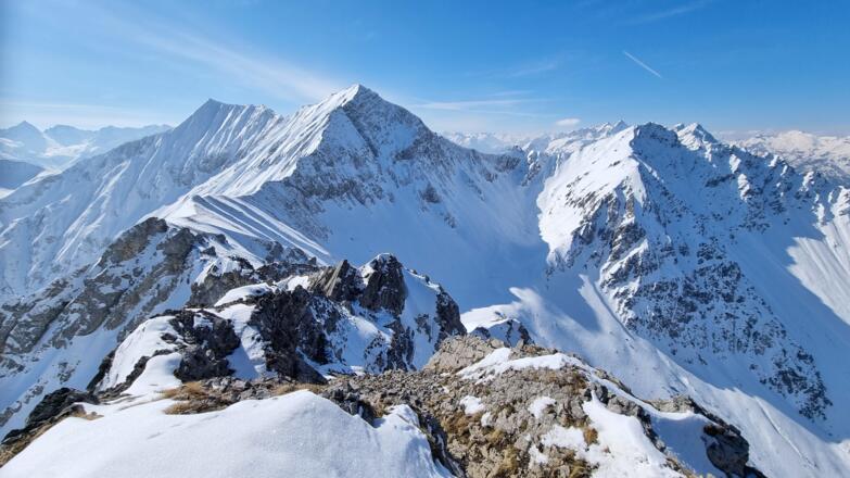Gipfelgrat Richtung Karjoch - dahinter Elmer Kreuzspitze