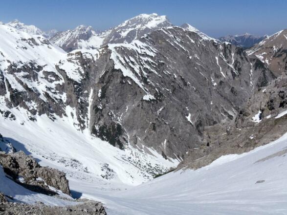 Blick über das Schneiderkar und den Hahnkampl zum Gamsjoch
