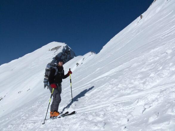 Der Gipfelanstieg schwingt sich neben der bizarren Hochschrutte stramm auf.