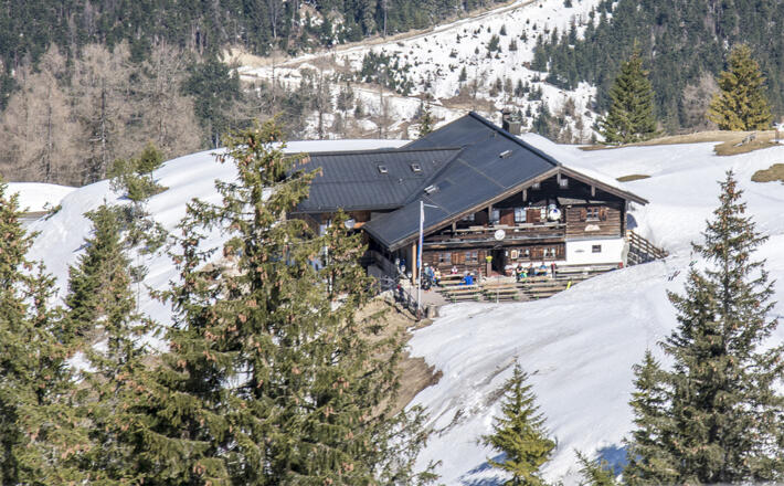 Blick von oben zur Rossfeld Skihütte