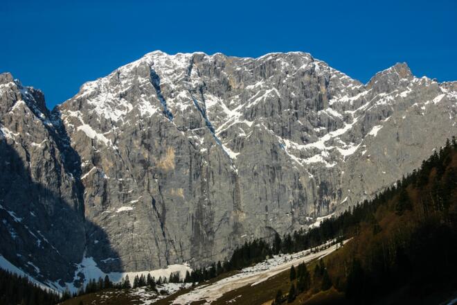 Die Felswände der Eng im Morgenlicht