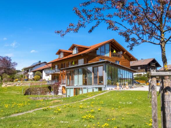 Hausansicht im Frühling