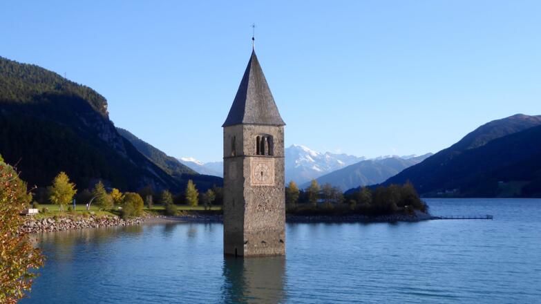 Kirchturm im See