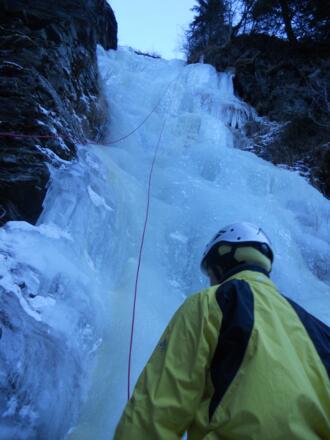 Gutes Eis im Eisfall Rinne