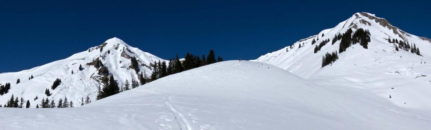 Panoramblick vom Skihörndl auf Rether Joch und Rether Kopf