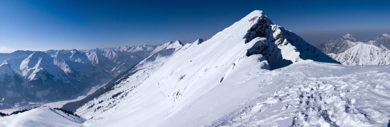 Gipfelpanorama mit der nachbarschaftlichen Hochschrutte
