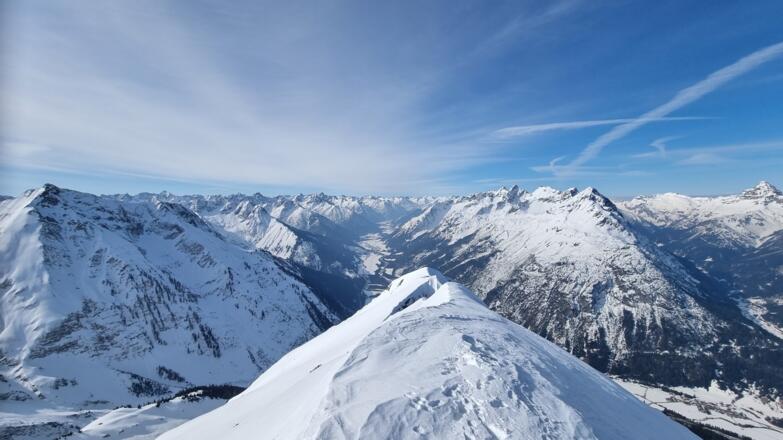 Blick ins hintere Lechtal - kreuzloser Gipfel