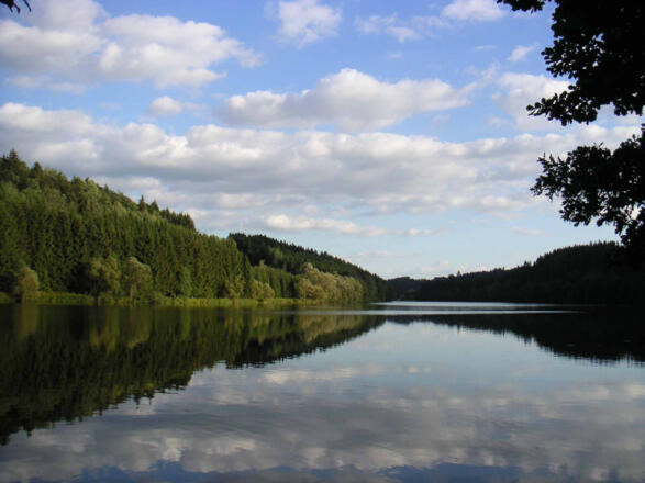 Blick über den ruhigen Stausee in Richtung Süden.