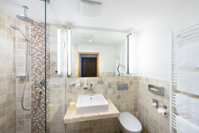 Doppelzimmer Alpinstyle Dusche WC Hotel Erlebabcdh