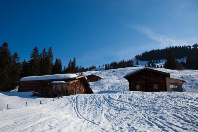Die flachen Skihänge bei den Almhütten im Mittelteil