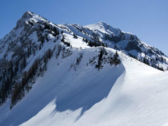 Unmittelbar aus dem Gröbner Hals steigt die Sonntagsspitze (Zunderspitze) an.