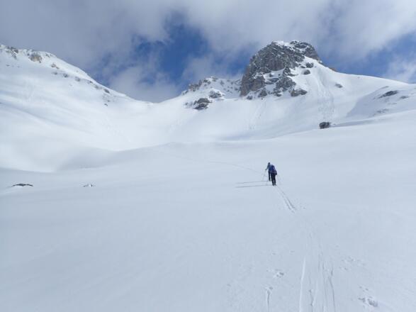 Knapp links der Bildmitte die Schliererscharte