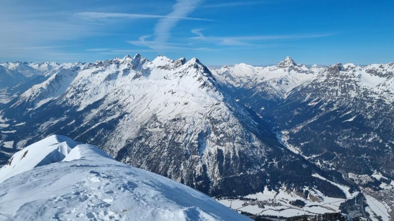 Hochvogel (Pyramide rechts), Klimmspitze (Vordergrund)