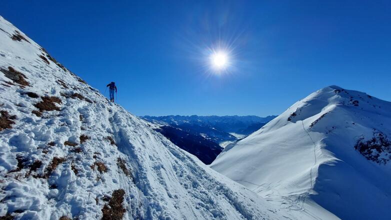 der steile Westhang wird gequert